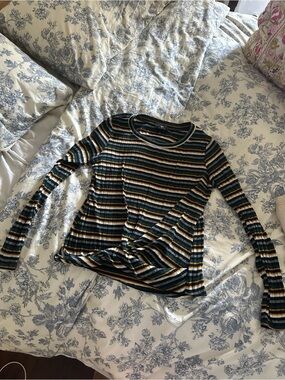 Green and gold long sleeve 90’s grunge top